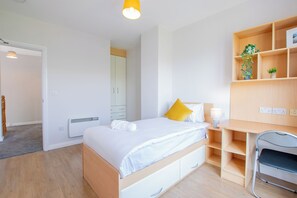 4 bedrooms, iron/ironing board, WiFi, bed sheets - Prime Location Townhouse Galway (Galway)