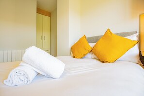 4 bedrooms, iron/ironing board, WiFi, bed sheets - Prime Location Townhouse Galway (Galway)