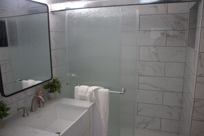 Handtücher, Seife, Toilettenpapier