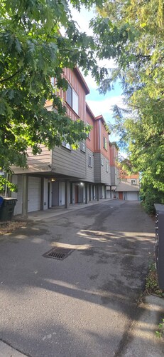 Charming 2-bedroom townhome with AC in Seattle