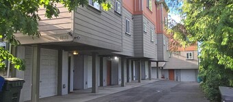 Charming 2-bedroom townhome with AC in Seattle