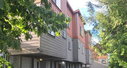 Charming 2-bedroom townhome with AC in Seattle