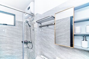 Shower, bidet, towels, soap - Stylish 1BR Apartment in Kilimani Near Yaya . Fast WiFi, Gym, Netflix, (Nairobi)