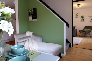 Living area - 3BR Cambridge Home: Garden, BBQ, Sleeps 7, Parking (Cambridge)