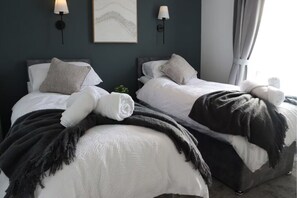 3 bedrooms, desk, iron/ironing board, free WiFi - 3BR Cambridge Home: Garden, BBQ, Sleeps 7, Parking (Cambridge)