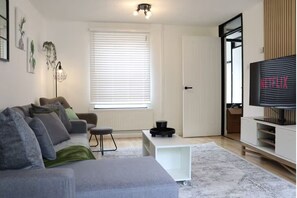 Living area - 3BR Cambridge Home: Garden, BBQ, Sleeps 7, Parking (Cambridge)