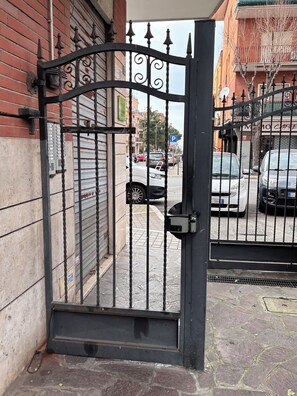 Exterior detail - Nina's Home: 15 min to Rome - 10 min Airport (Ciampino)