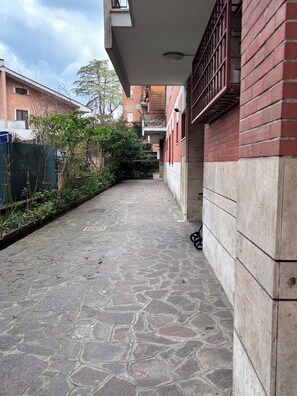 Property grounds - Nina's Home: 15 min to Rome - 10 min Airport (Ciampino)