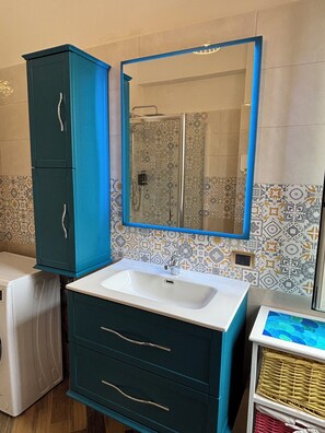 Shower, hair dryer, bidet, towels - Nina's Home: 15 min to Rome - 10 min Airport (Ciampino)