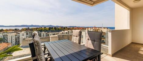 Apartment, Balkon, Meerblick | Speisen im Freien