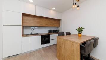 Apartemen, balkon, pemandangan laut | Dapur pribadi | Mesin espresso dan pemanggang roti