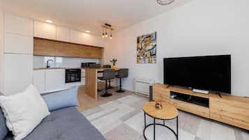 Apartemen, balkon, pemandangan laut | Area keluarga | Televisi LED 40-inci dengan saluran TV digital dan Netflix