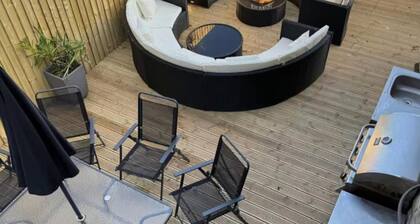 Farm House - Sleeps 16 - Hot Tub - Pet Friendly