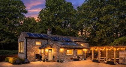 Farm House - Sleeps 16 - Hot Tub - Pet Friendly