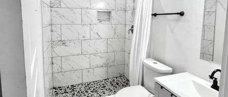 SĂšche-cheveux, serviettes fournies, savon, papier toilette