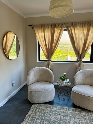 Deluxe Double Room, Courtyard View | Interior