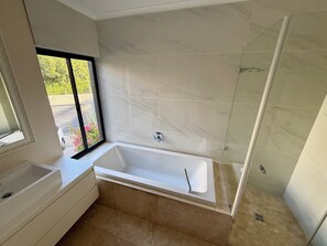 Deluxe Double Room, Courtyard View | Bathroom