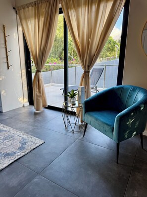 Deluxe Double Room, Hill View | Interior