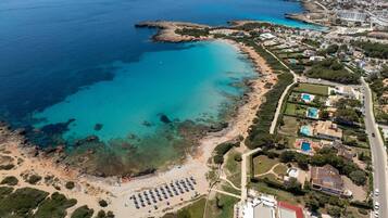 Una spiaggia nelle vicinanze