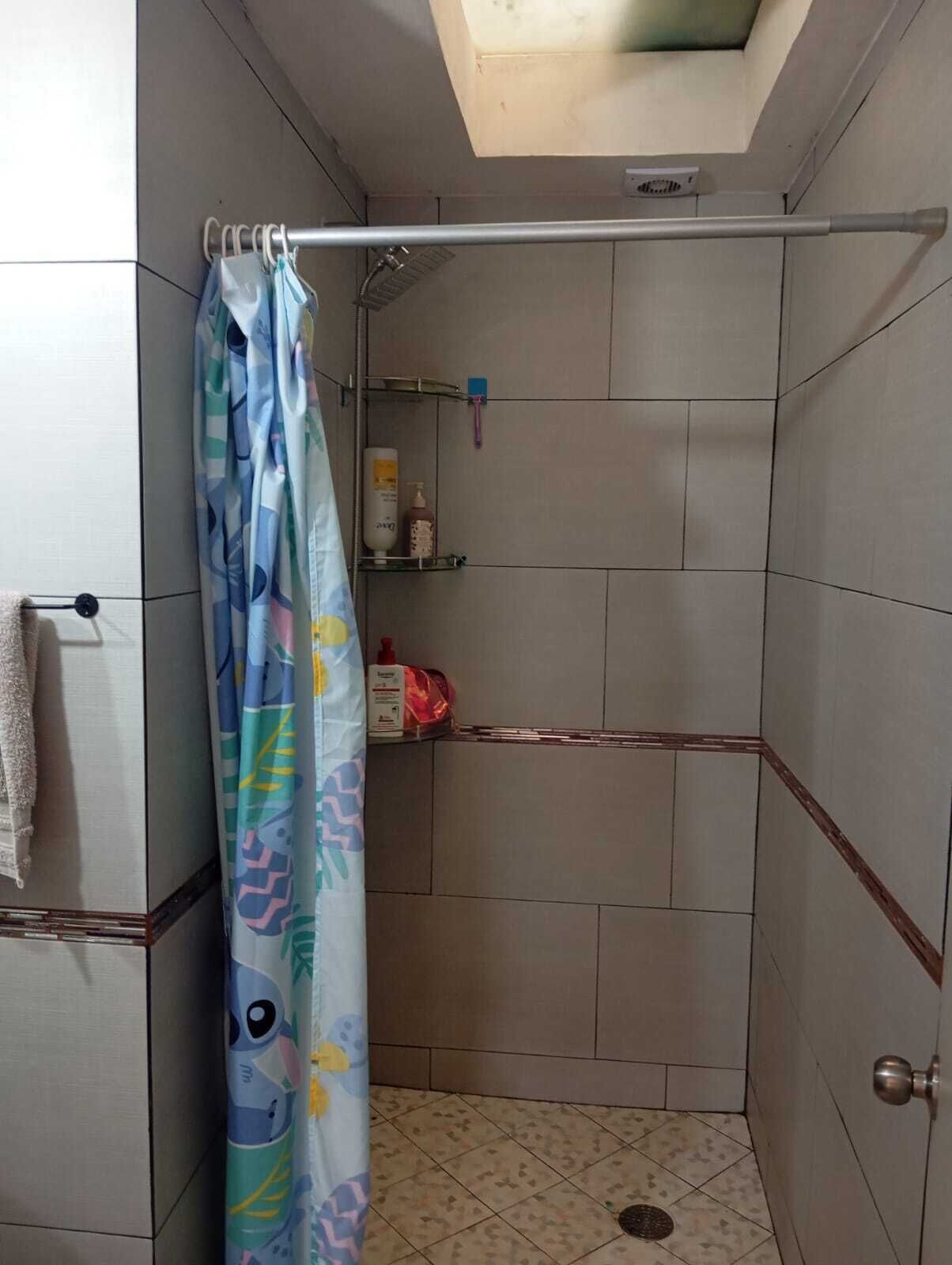 Douche, sèche-cheveux, savon, papier toilette