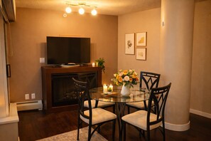 Dining - Classy Downtown Vancouver Apartment Near Rogers Arena (Vancouver)
