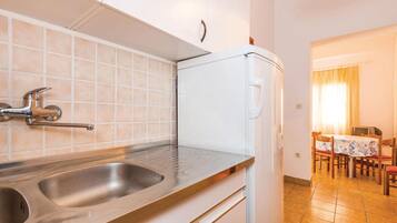 Fridge, oven, stovetop, coffee/tea maker