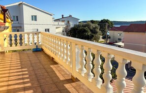 Property grounds - 2 bedroom pet friendly apartment in Rab (Rab)