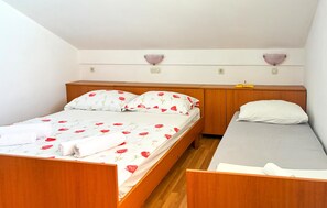 2 bedrooms, free WiFi - 2 bedroom pet friendly apartment in Rab (Rab)