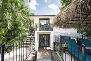 Terrace/patio - Coco Garden Suites l King Suite I Walk to Beach & Town l Pool & Hot Tub (Del Coco Beach)