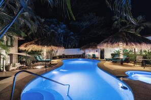 Pool - Poolside suite with queen bed, single bed, full kitchen, hot tub and walkable beach location. (Del Coco Beach)