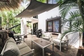 Outdoor dining - Poolside suite with queen bed, single bed, full kitchen, hot tub and walkable beach location. (Del Coco Beach)