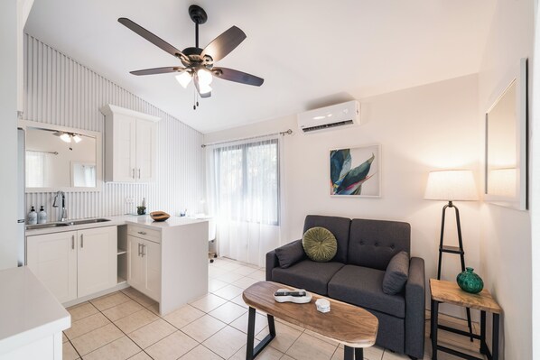 Smart TV, offices - King Suite w/ Ensuite, Garden Views I Balcony, Pool & Hot Tub I Walk to Beach (Del Coco Beach)