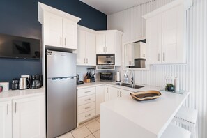 Fridge, microwave, coffee/tea maker, toaster - King Suite w/ Ensuite, Garden Views I Balcony, Pool & Hot Tub I Walk to Beach (Del Coco Beach)