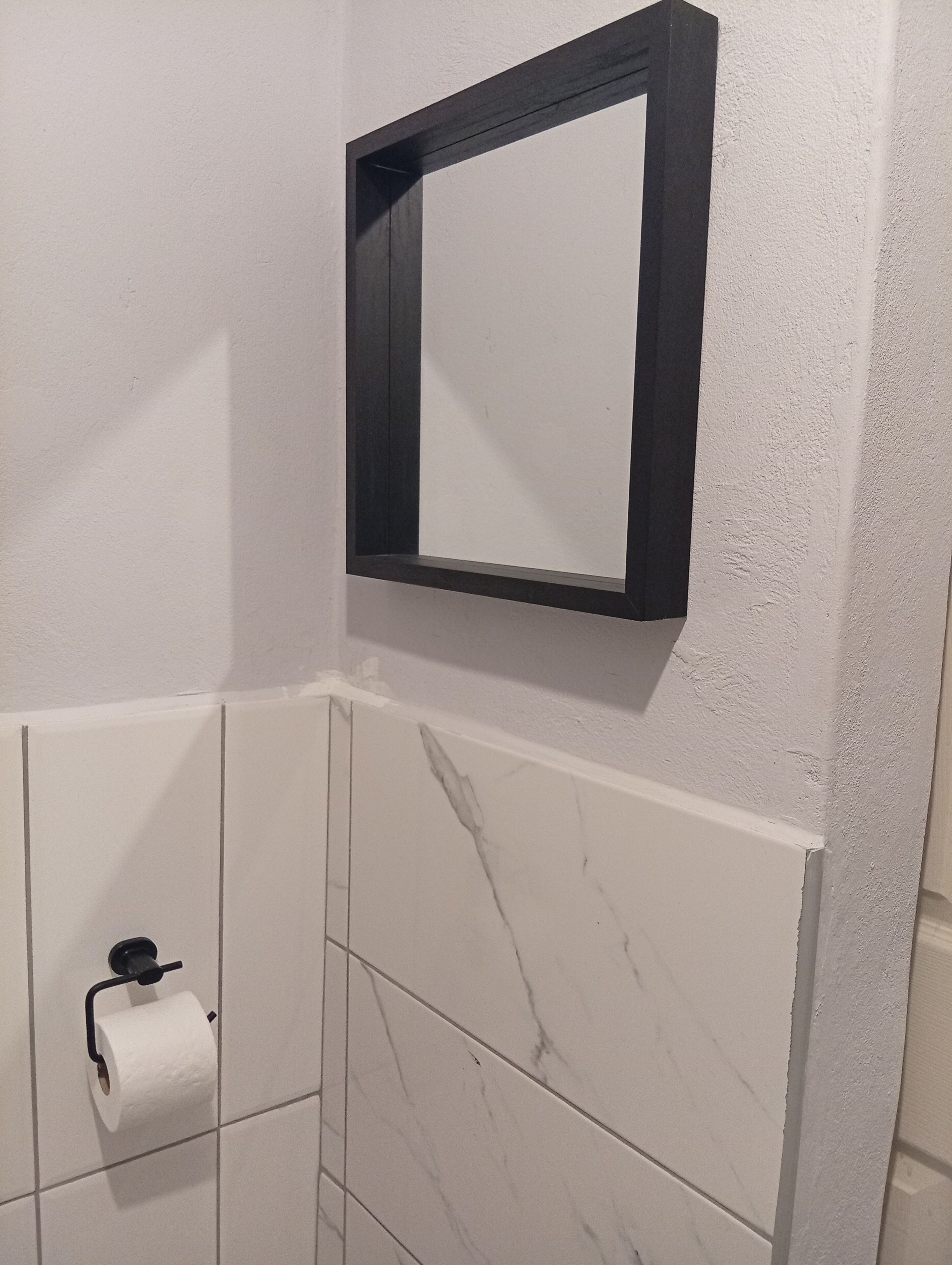 Sèche-cheveux, serviettes fournies, savon, papier toilette