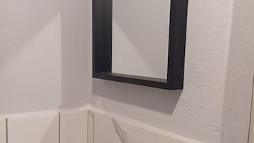 Sèche-cheveux, serviettes fournies, savon, papier toilette