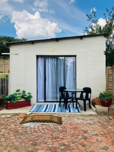 Homely Suburban Escape: Close to all you need