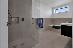 Hair dryer - Modern Canal-Front Home - Marsden Cove (One Tree Point)