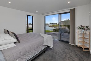 4 bedrooms, iron/ironing board, travel cot, WiFi - Modern Canal-Front Home - Marsden Cove (One Tree Point)