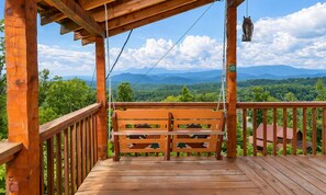Property grounds - Hard to Leave - Stunning Mountain Views, Pool Table, Games, Hot Tub! (Sevierville)
