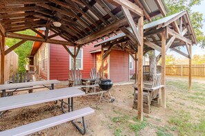 Outdoor dining - Family • Teams• Ministry Retreat • Sleeps 10 (San Antonio)