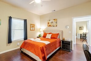 4 bedrooms, desk, iron/ironing board, WiFi - Family • Teams• Ministry Retreat • Sleeps 10 (San Antonio)
