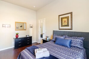 4 bedrooms, desk, iron/ironing board, WiFi - Family • Teams• Ministry Retreat • Sleeps 10 (San Antonio)