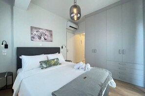 Tabla de planchar con plancha, wifi y ropa de cama 