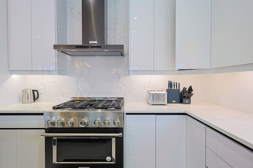 Modern Masterpiece Luxury 6 Bedroom Home