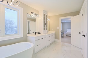 Bathroom - Modern Masterpiece Luxury 6 Bedroom Home (Niagara Falls)