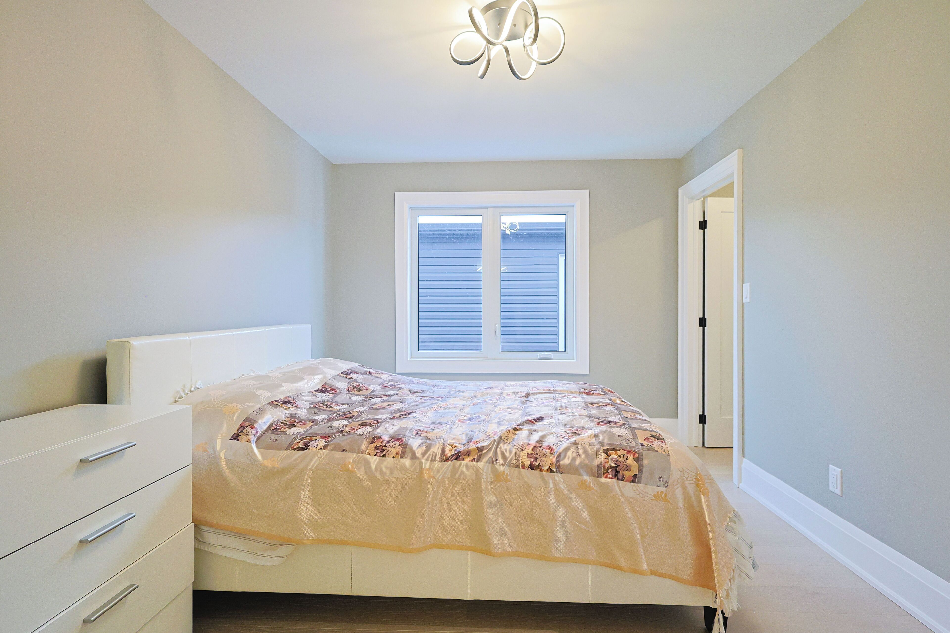 Blackout drapes, soundproofing, free WiFi