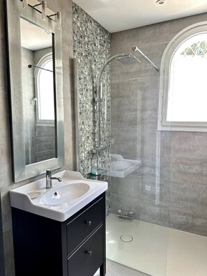 Shower, hair dryer - Les Lauriers Roses, air-conditioned villa with garden and swimming pool. (L'Isle-sur-la-Sorgue)