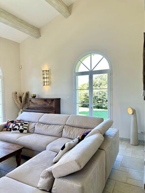 TV, fireplace - Les Lauriers Roses, air-conditioned villa with garden and swimming pool. (L'Isle-sur-la-Sorgue)
