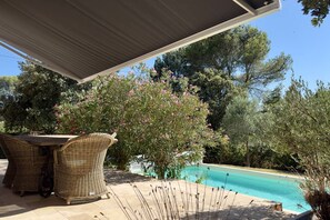 Outdoor dining - Les Lauriers Roses, air-conditioned villa with garden and swimming pool. (L'Isle-sur-la-Sorgue)
