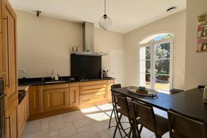 Fridge, microwave, oven, stovetop - Les Lauriers Roses, air-conditioned villa with garden and swimming pool. (L'Isle-sur-la-Sorgue)